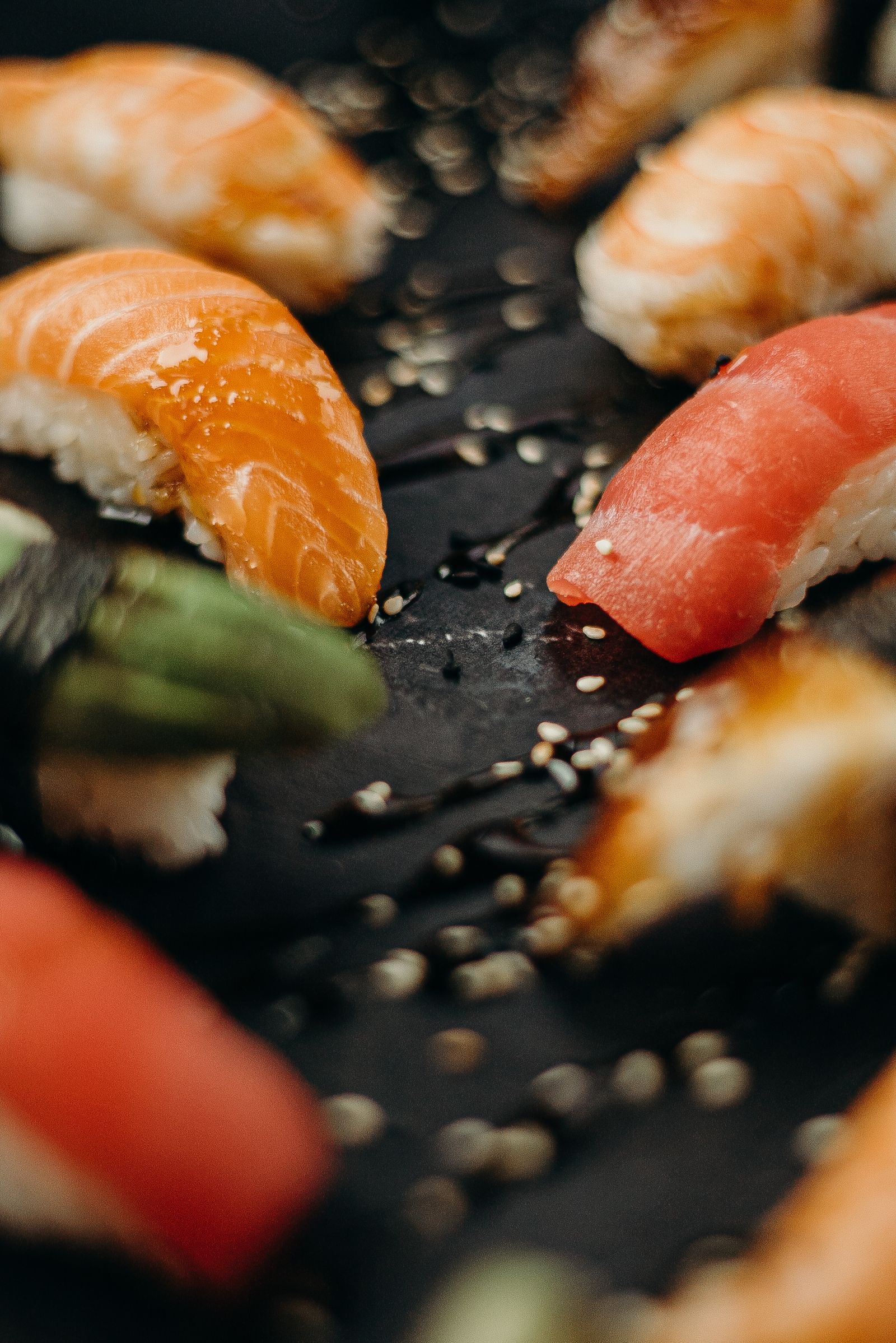 マグロとサーモンの握り寿司